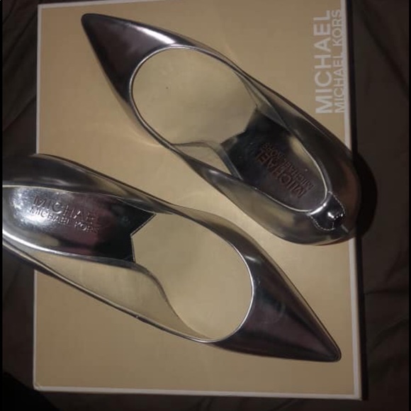 Michael kores silver pumps size 8 never worn - Picture 2 of 8